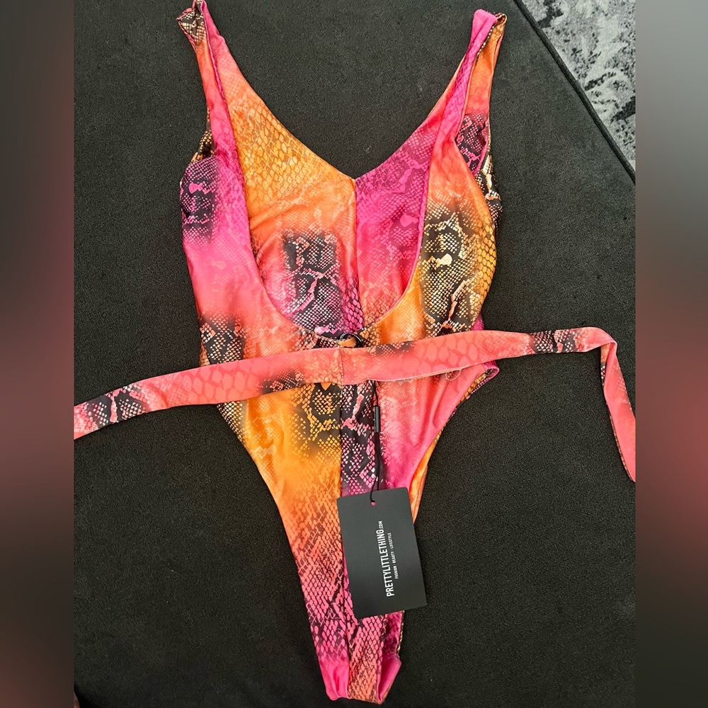 Small one piece - Picture 3 of 3